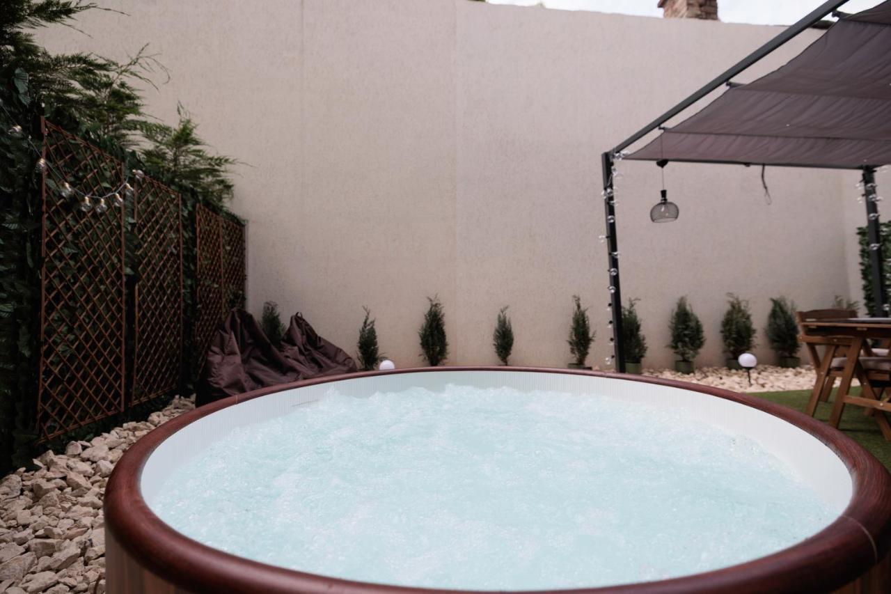 Ferienwohnung Downtown Hidden Garden With Jacuzzi In Bukarest Exterior foto