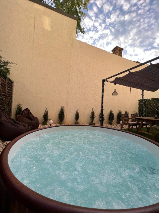 Ferienwohnung Downtown Hidden Garden With Jacuzzi In Bukarest Exterior foto
