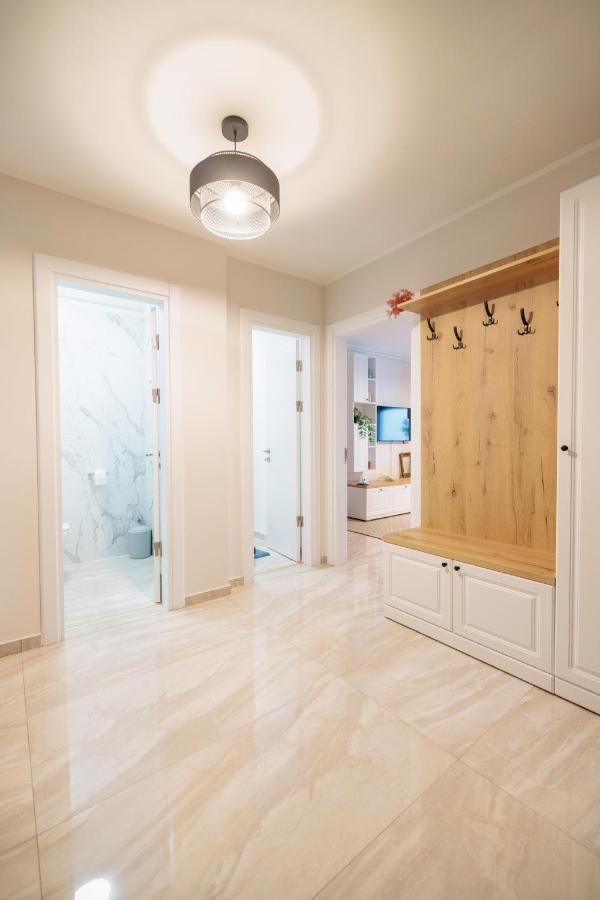 Ferienwohnung Downtown Hidden Garden With Jacuzzi In Bukarest Exterior foto