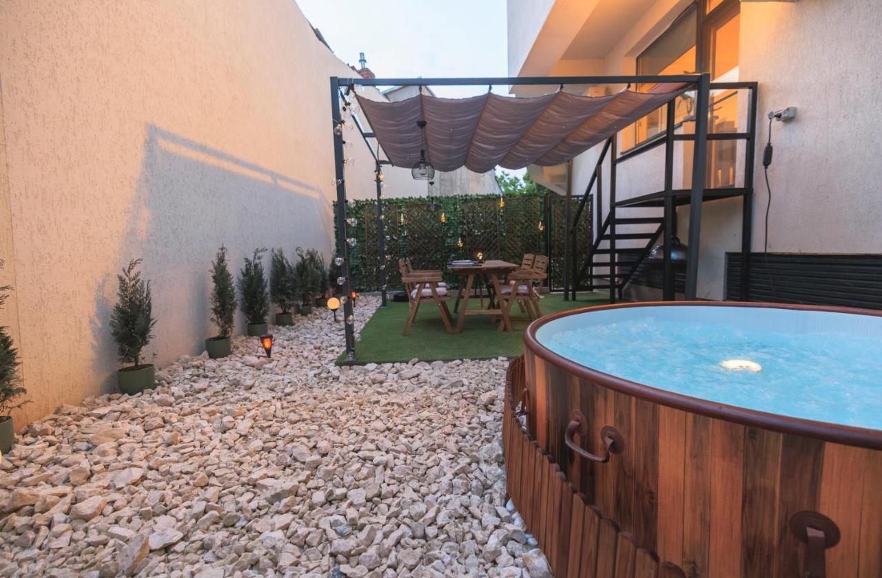 Ferienwohnung Downtown Hidden Garden With Jacuzzi In Bukarest Exterior foto