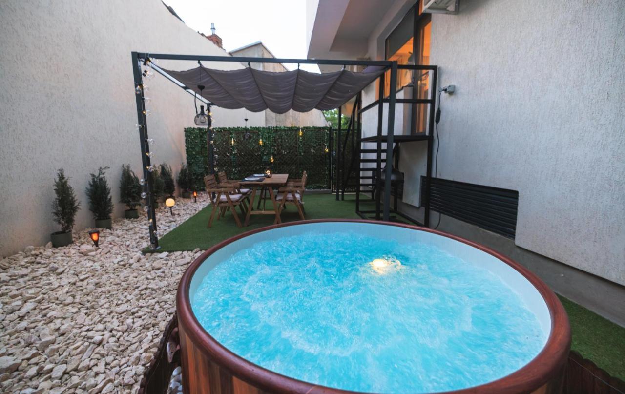 Ferienwohnung Downtown Hidden Garden With Jacuzzi In Bukarest Exterior foto